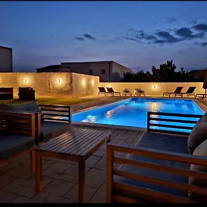 Apartamento Lucy With Heated Pool & Free Private Parking